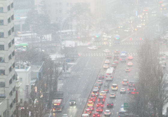 눈 내리는 서울도심…도로는 '차량 정체'