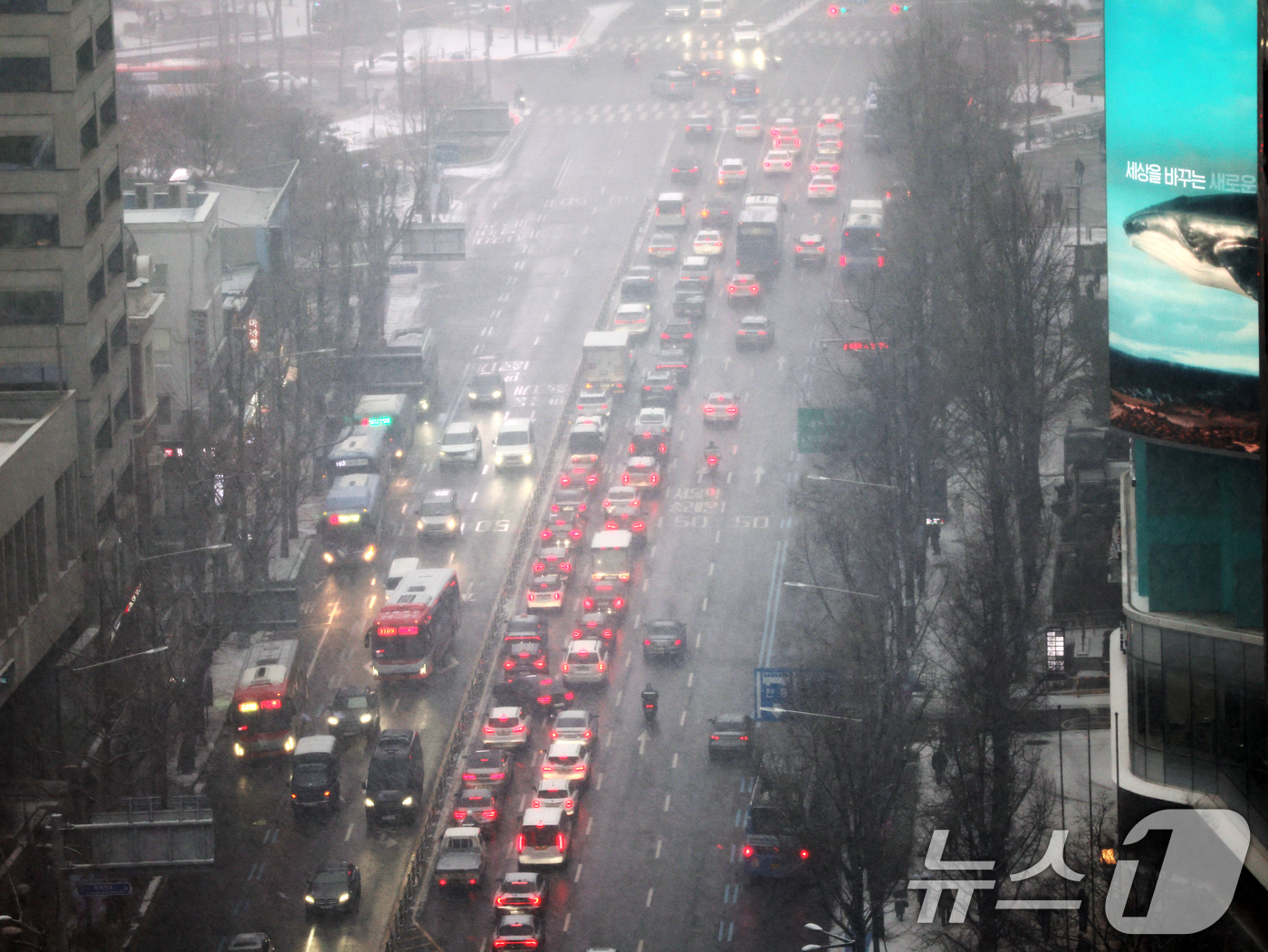 (서울=뉴스1) 황기선 기자 = 눈이 내리는 12일 오후 서울 남대문로 일대가 차량 정체를 빚고 있다.  2026.1.12/뉴스1