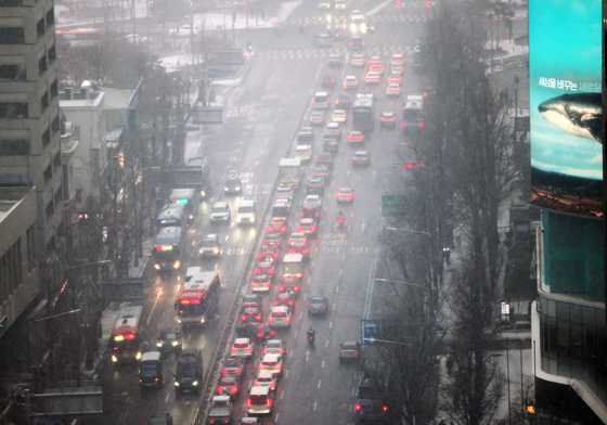 눈 내리는 서울도심…정체 빚는 남대문로