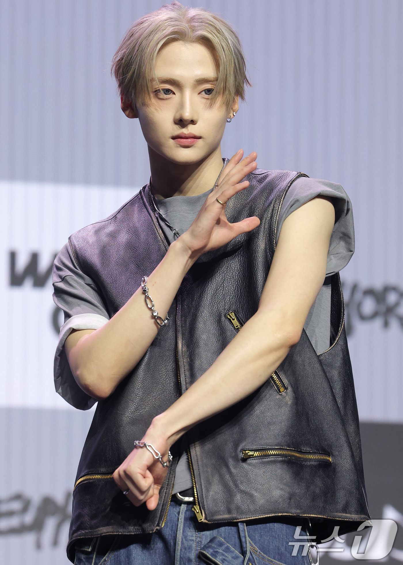 (서울=뉴스1) 권현진 기자 = 그룹 알파드라이브원(ALD1)의 상원이 12일 서울 용산구 블루스퀘어 SOL트래블홀에서 열린 미니 1집  'EUPHORIA'(유포리아) 발매 쇼케이 …