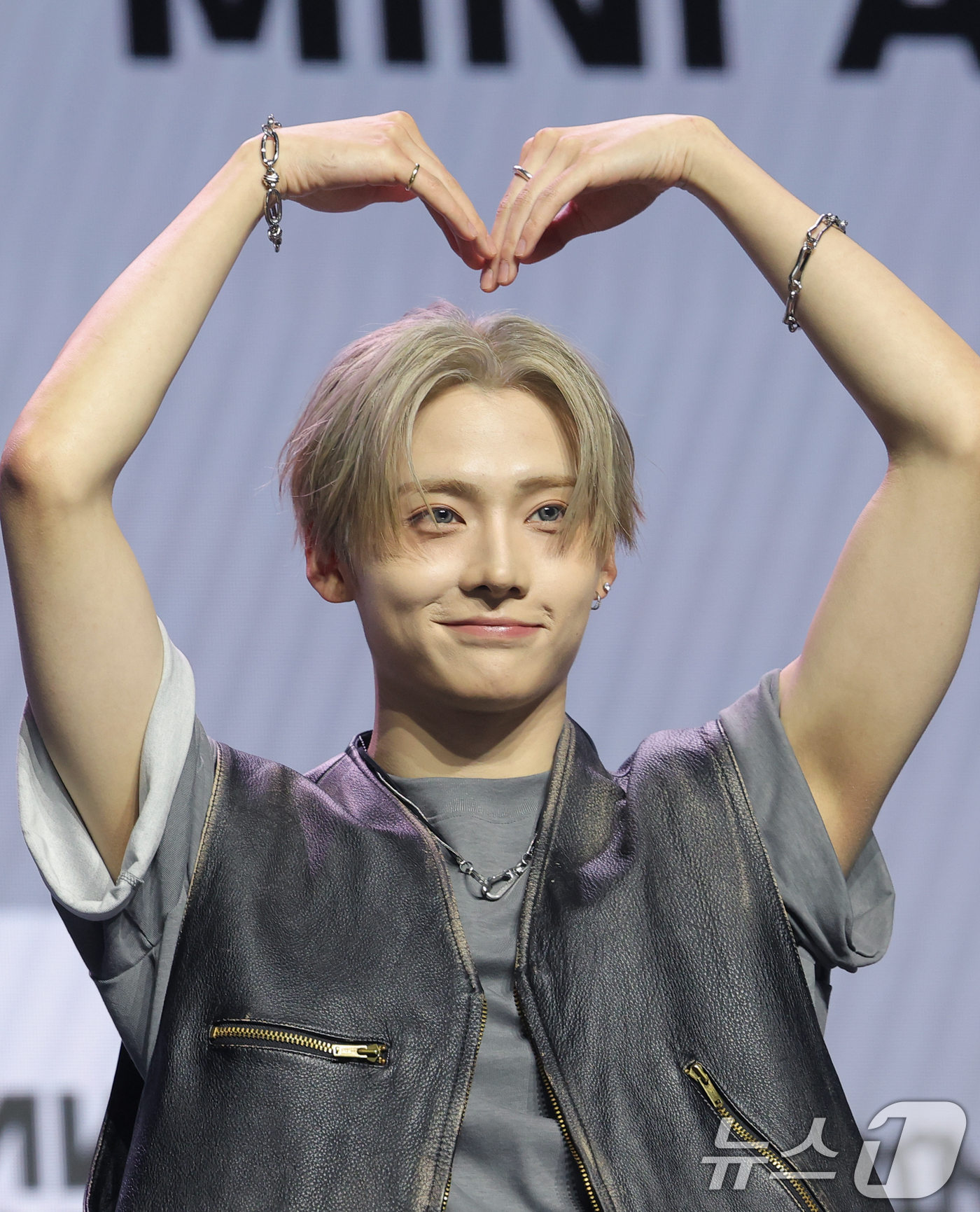 (서울=뉴스1) 권현진 기자 = 그룹 알파드라이브원(ALD1)의 상원이 12일 서울 용산구 블루스퀘어 SOL트래블홀에서 열린 미니 1집  'EUPHORIA'(유포리아) 발매 쇼케이 …