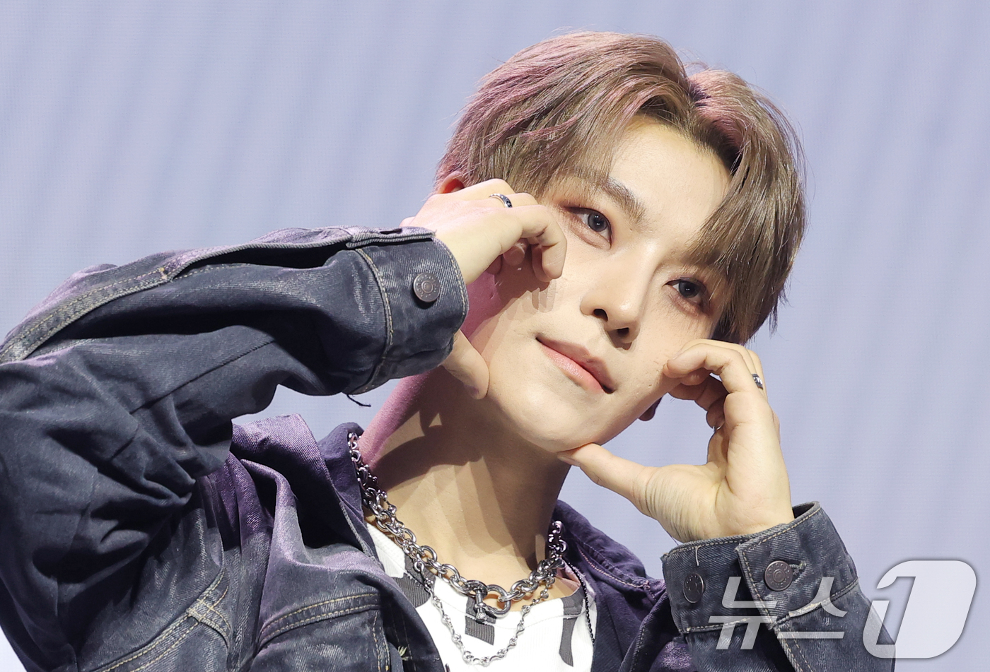 (서울=뉴스1) 권현진 기자 = 그룹 알파드라이브원(ALD1)의 씬롱이 12일 서울 용산구 블루스퀘어 SOL트래블홀에서 열린 미니 1집  'EUPHORIA'(유포리아) 발매 쇼케이 …