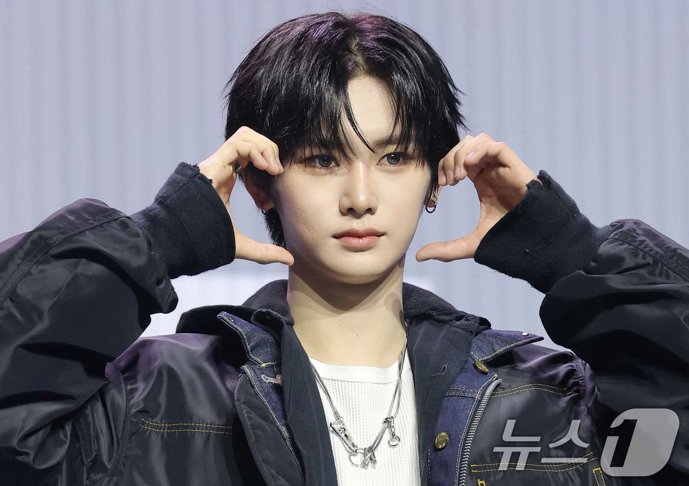 (서울=뉴스1) 권현진 기자 = 그룹 알파드라이브원(ALD1)의 안신이 12일 서울 용산구 블루스퀘어 SOL트래블홀에서 열린 미니 1집  'EUPHORIA'(유포리아) 발매 쇼케이 …