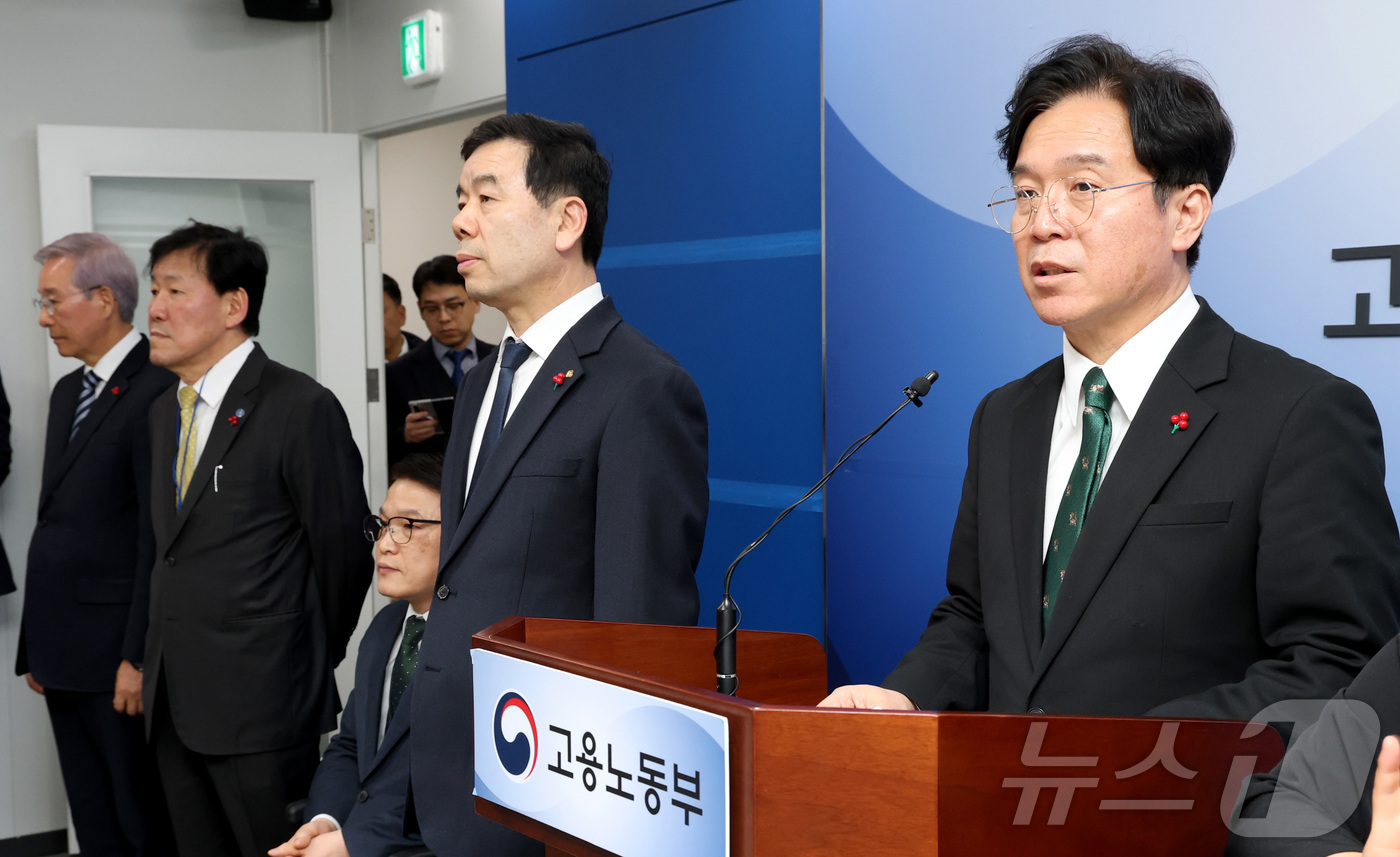 (세종=뉴스1) 김기남 기자 = 김영훈 고용노동부 장관이 12일 오후 세종시 정부세종청사에서 산하 공공기관 업무보고를 마친 뒤 기관장들과 함께 '모두가 행복하게 일할 수 있는 나라 …