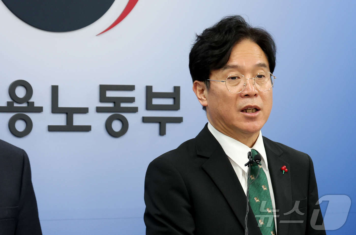 (세종=뉴스1) 김기남 기자 = 김영훈 고용노동부 장관이 산하 공공기관 업무보고를 마친 뒤  12일 오후 세종시 정부세종청사에서 기관장들과 함께 '모두가 행복하게 일할 수 있는 나 …