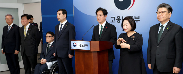 '모두가 행복하게 일할 수 있는 나라' 위한 정책 설명하는 김영훈 노동부 장관