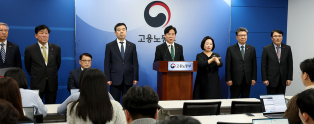 산하 공공기관 업무보고 설명하는 김영훈 노동부 장관