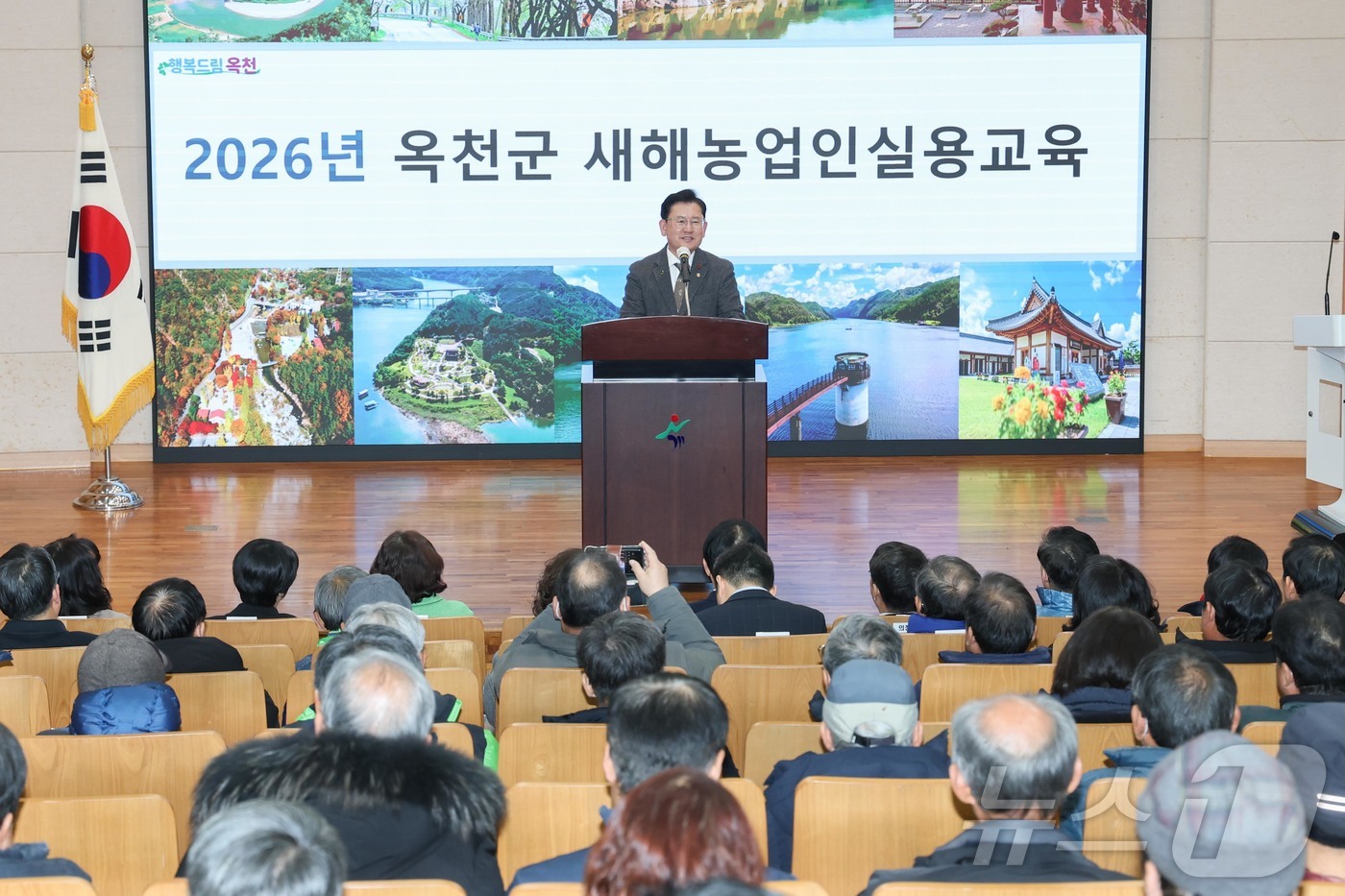 (서울=뉴스1) = 이승돈 농촌진흥청장이 12일 충북 옥천군농업기술센터에서 개최된 '2026년 옥천군 새해농업인실용교육’에서 인사말을 하고 있다. (농촌진흥청 제공. 재판매 및 D …