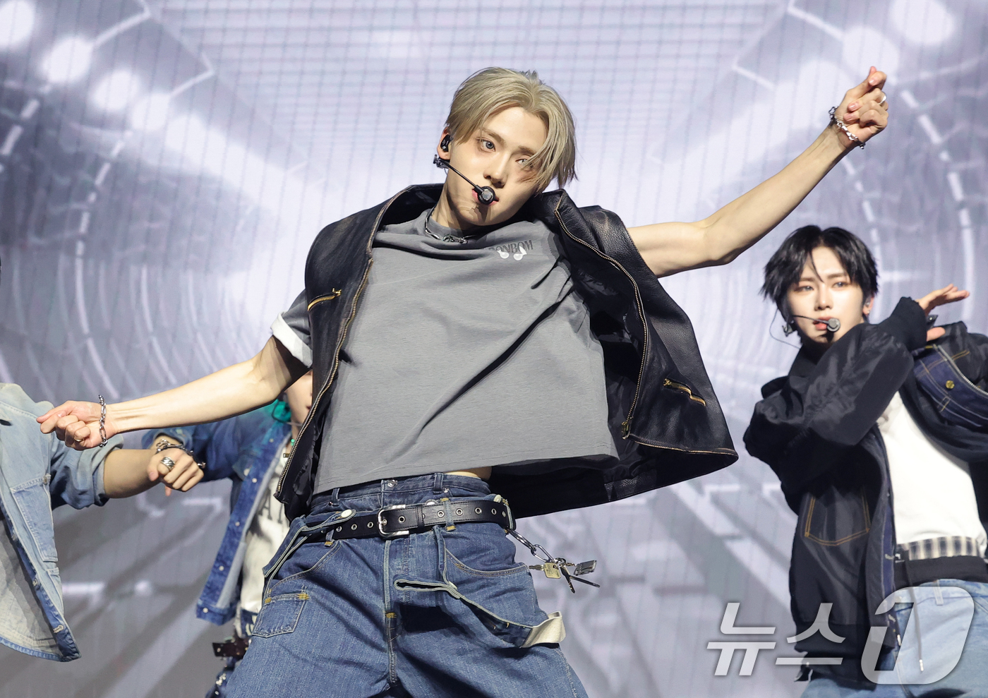 (서울=뉴스1) 권현진 기자 = 그룹 알파드라이브원(ALD1)의 상원이 12일 서울 용산구 블루스퀘어 SOL트래블홀에서 열린 미니 1집  'EUPHORIA'(유포리아) 발매 쇼케이 …