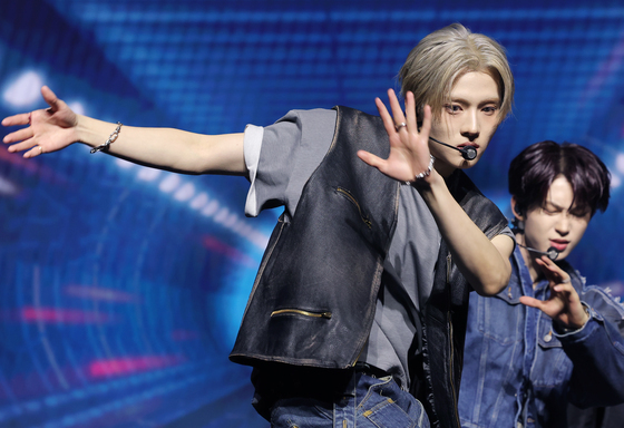 알파드라이브원 상원, 무대 위 질주