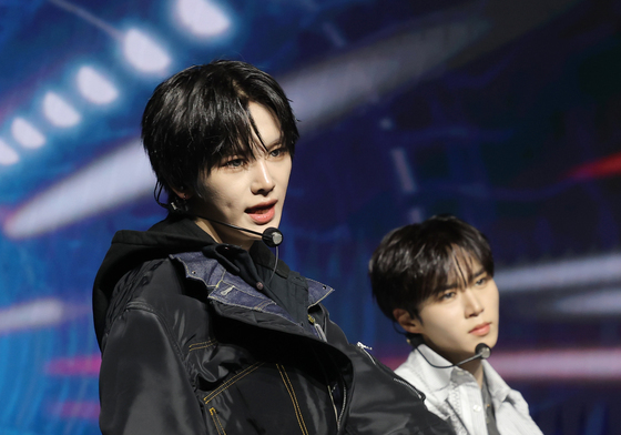 안신, 자체발광