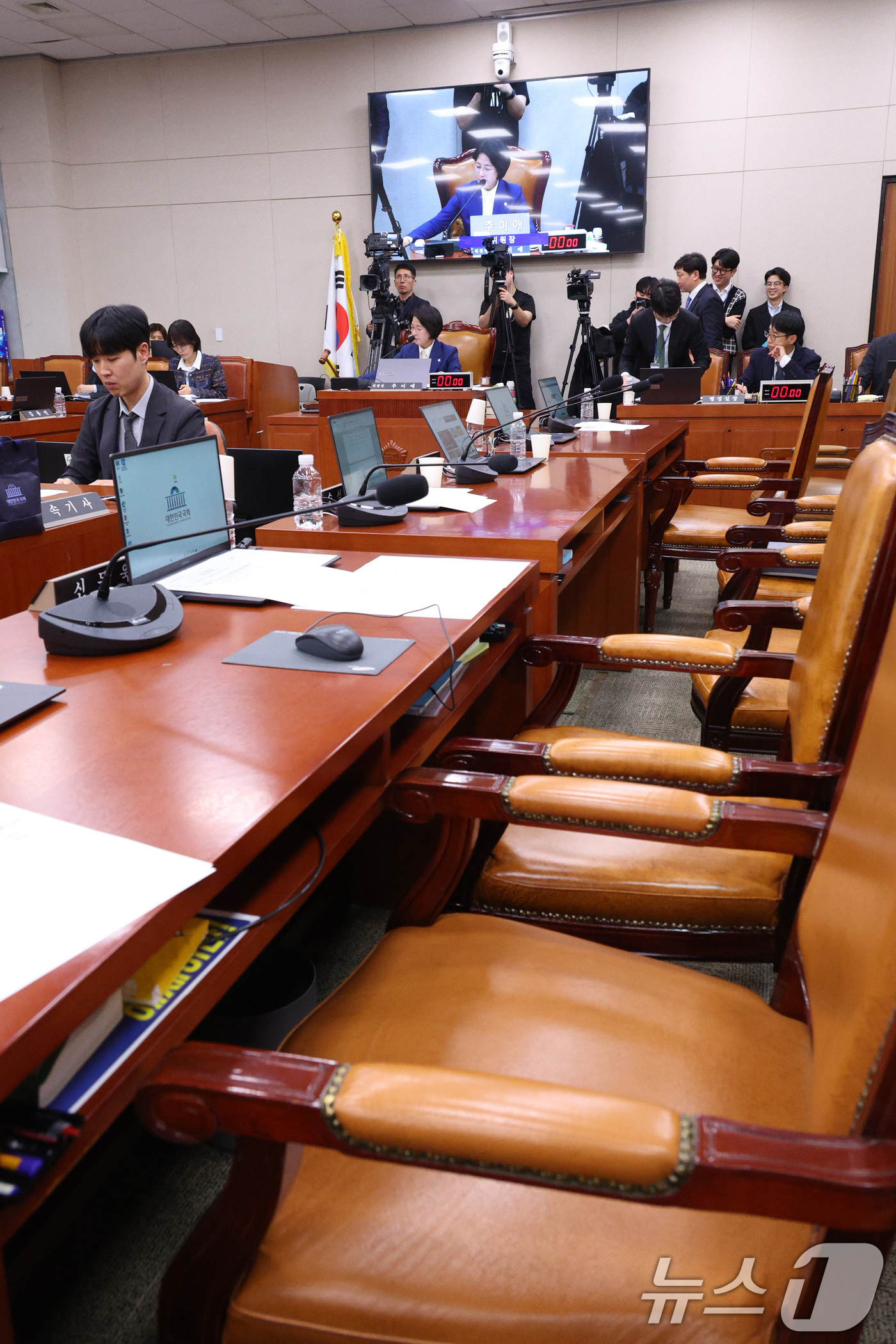 (서울=뉴스1) 신웅수 기자 = 추미애 위원장이 12일 서울 여의도 국회에서 열린 법제사법위원회 전체회의에서 ‘윤석열ㆍ김건희에 의한 내란ㆍ외환 및 국정농단 행위의 진상규명을 위한 …