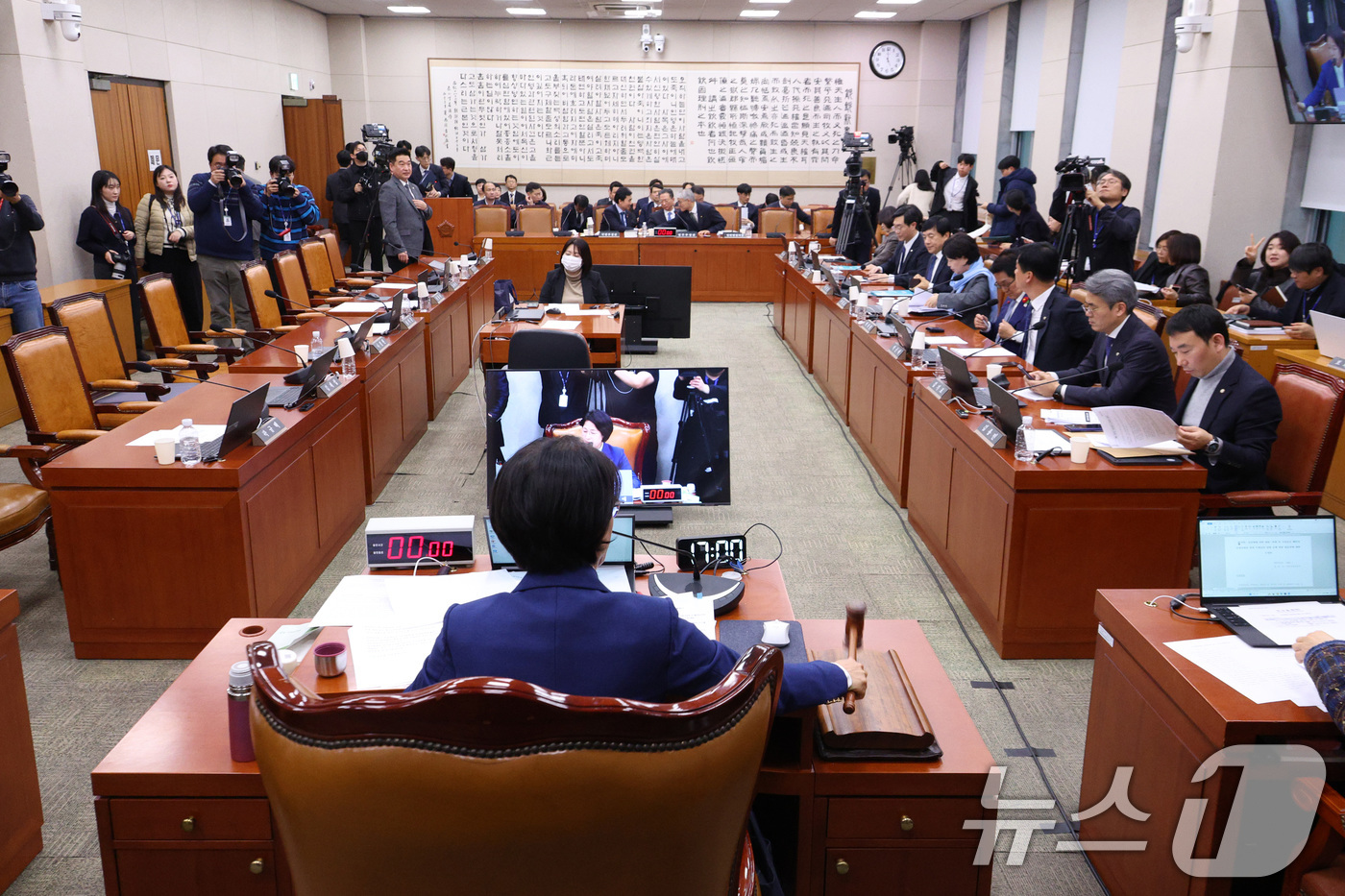 (서울=뉴스1) 신웅수 기자 = 추미애 위원장이 12일 서울 여의도 국회에서 열린 법제사법위원회 전체회의에서 ‘윤석열ㆍ김건희에 의한 내란ㆍ외환 및 국정농단 행위의 진상규명을 위한 …