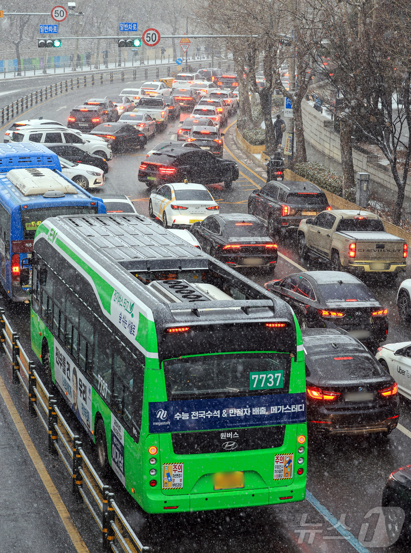 (서울=뉴스1) 이호윤 기자 = 눈이 내리는 12일 서울 마포구 인근 도로가 정체되고 있다. 2026.1.12/뉴스1