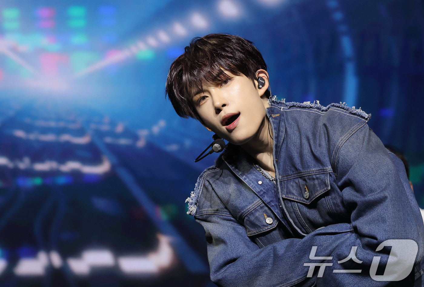 (서울=뉴스1) 권현진 기자 = 그룹 알파드라이브원(ALD1)의 건우가 12일 서울 용산구 블루스퀘어 SOL트래블홀에서 열린 미니 1집  'EUPHORIA'(유포리아) 발매 쇼케이 …