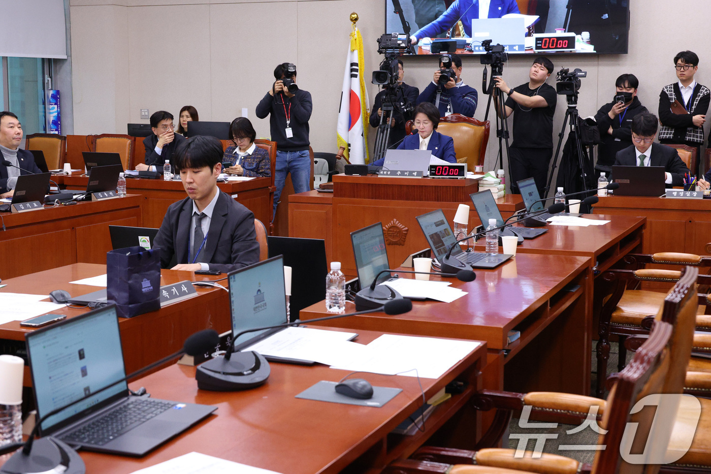 (서울=뉴스1) 신웅수 기자 = 추미애 위원장이 12일 서울 여의도 국회에서 열린 법제사법위원회 전체회의에서 ‘윤석열ㆍ김건희에 의한 내란ㆍ외환 및 국정농단 행위의 진상규명을 위한 …