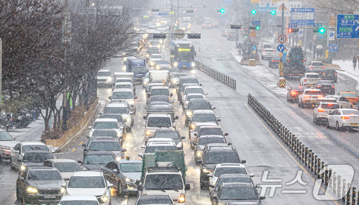 (서울=뉴스1) 이호윤 기자 = 눈이 내리는 12일 오후 서울 마포구 인근 도로가 정체되고 있다. 2026.1.12/뉴스1