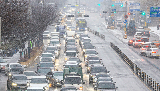 폭설로 정체되는 도로