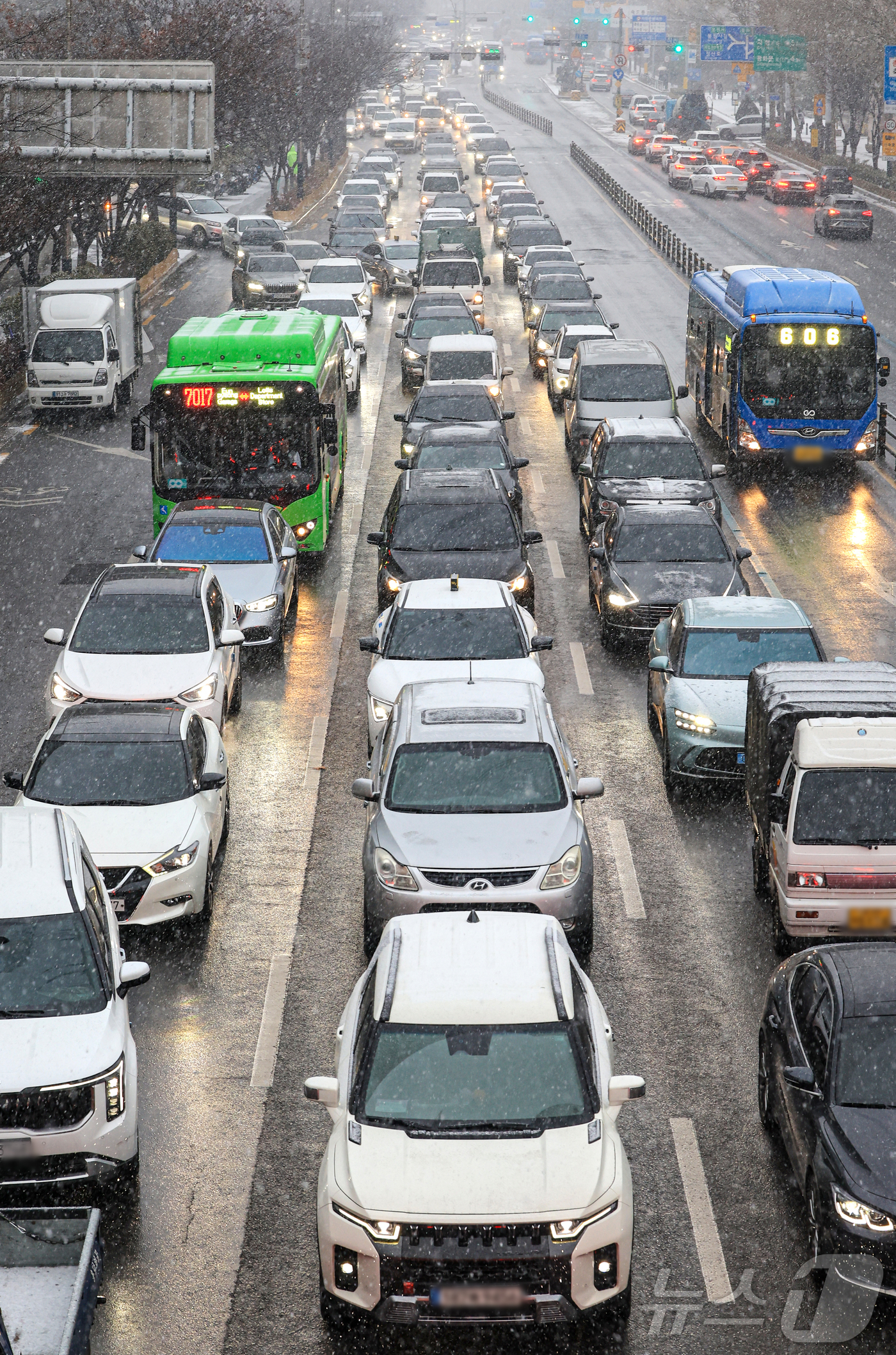 (서울=뉴스1) 이호윤 기자 = 눈이 내리는 12일 서울 마포구 인근 도로가 정체되고 있다. 2026.1.12/뉴스1