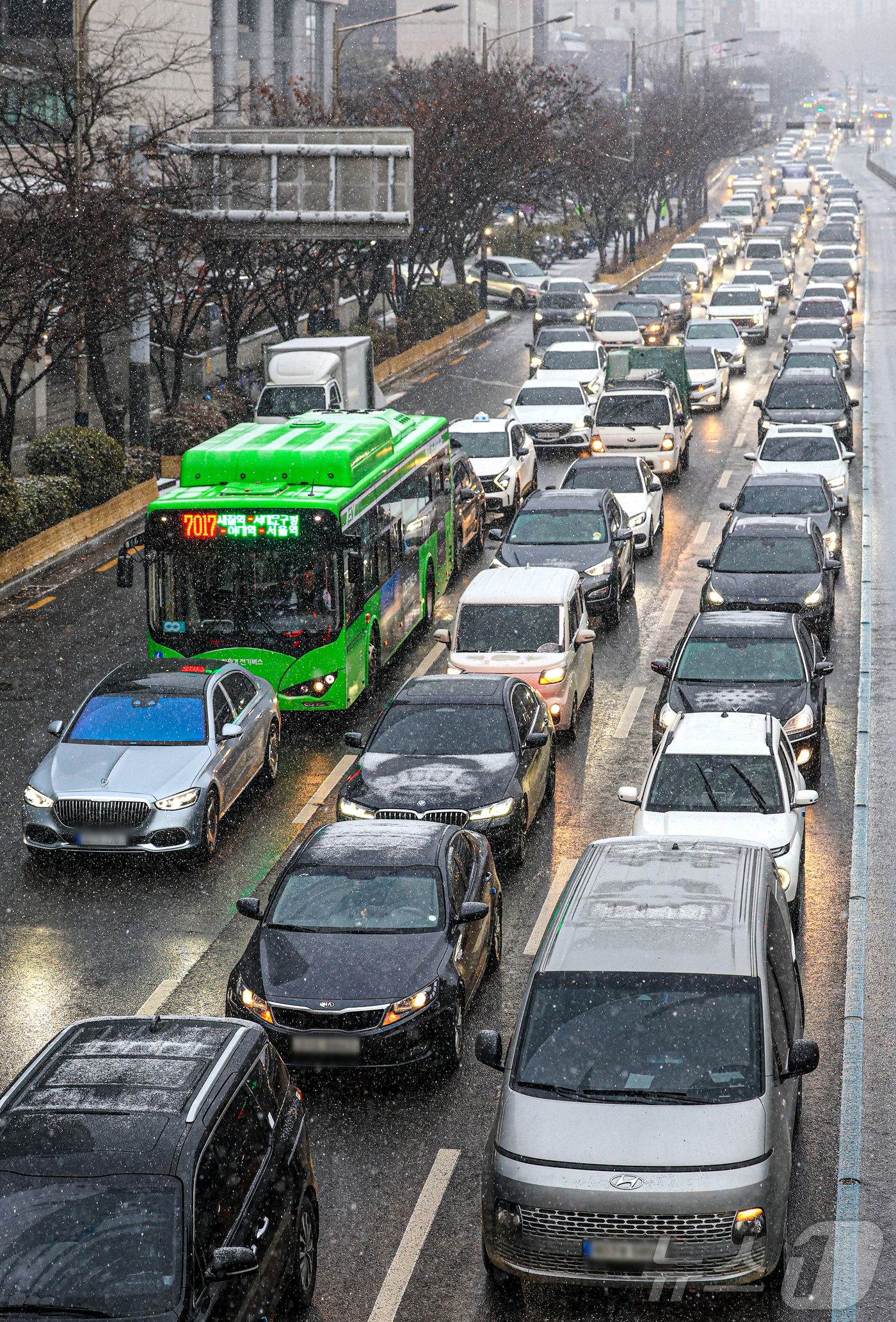 (서울=뉴스1) 이호윤 기자 = 눈이 내리는 12일 서울 마포구 인근 도로가 정체되고 있다. 2026.1.12/뉴스1