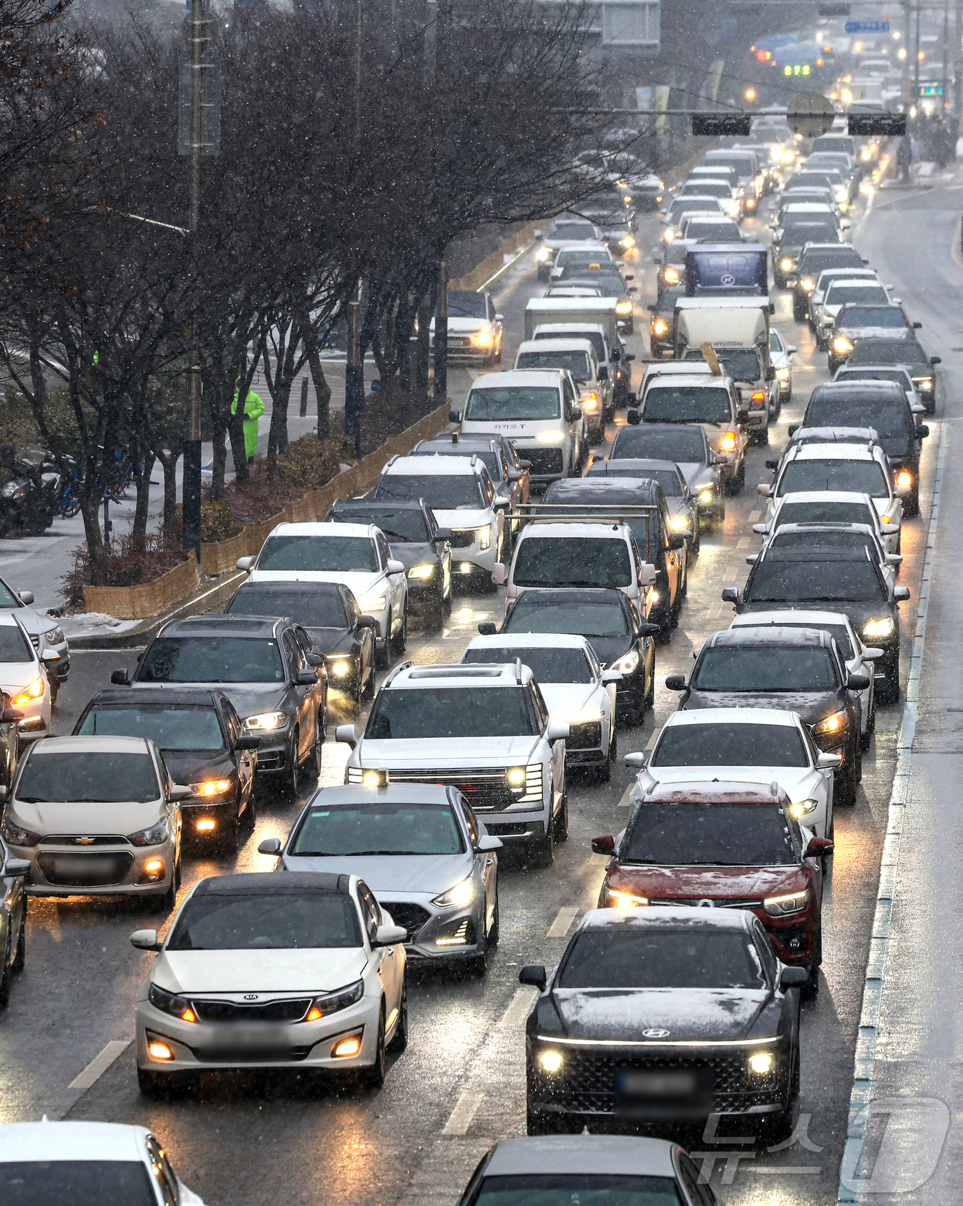(서울=뉴스1) 이호윤 기자 = 눈이 내리는 12일 서울 마포구 인근 도로가 정체되고 있다. 2026.1.12/뉴스1