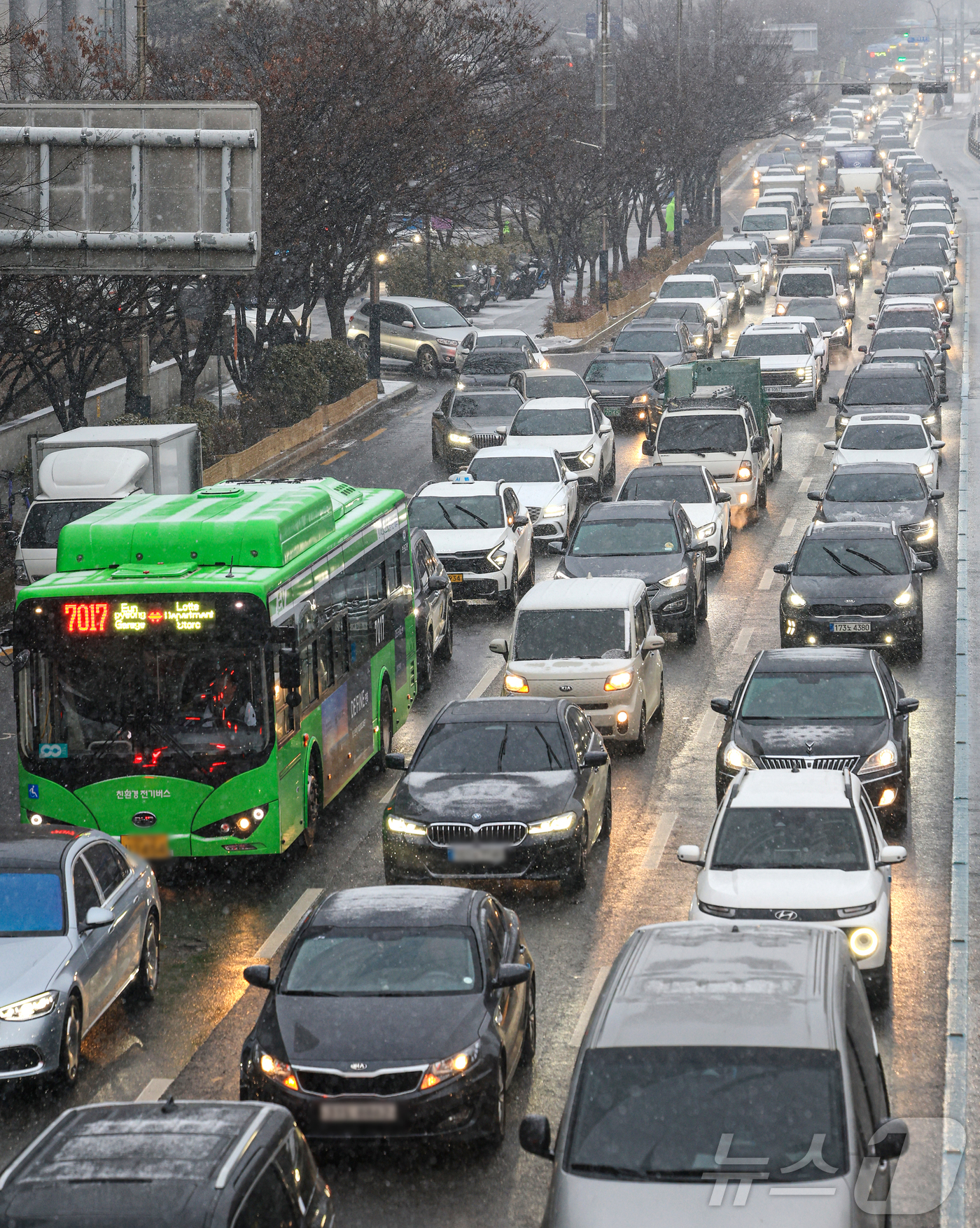 (서울=뉴스1) 이호윤 기자 = 눈이 내리는 12일 서울 마포구 인근 도로가 정체되고 있다. 2026.1.12/뉴스1