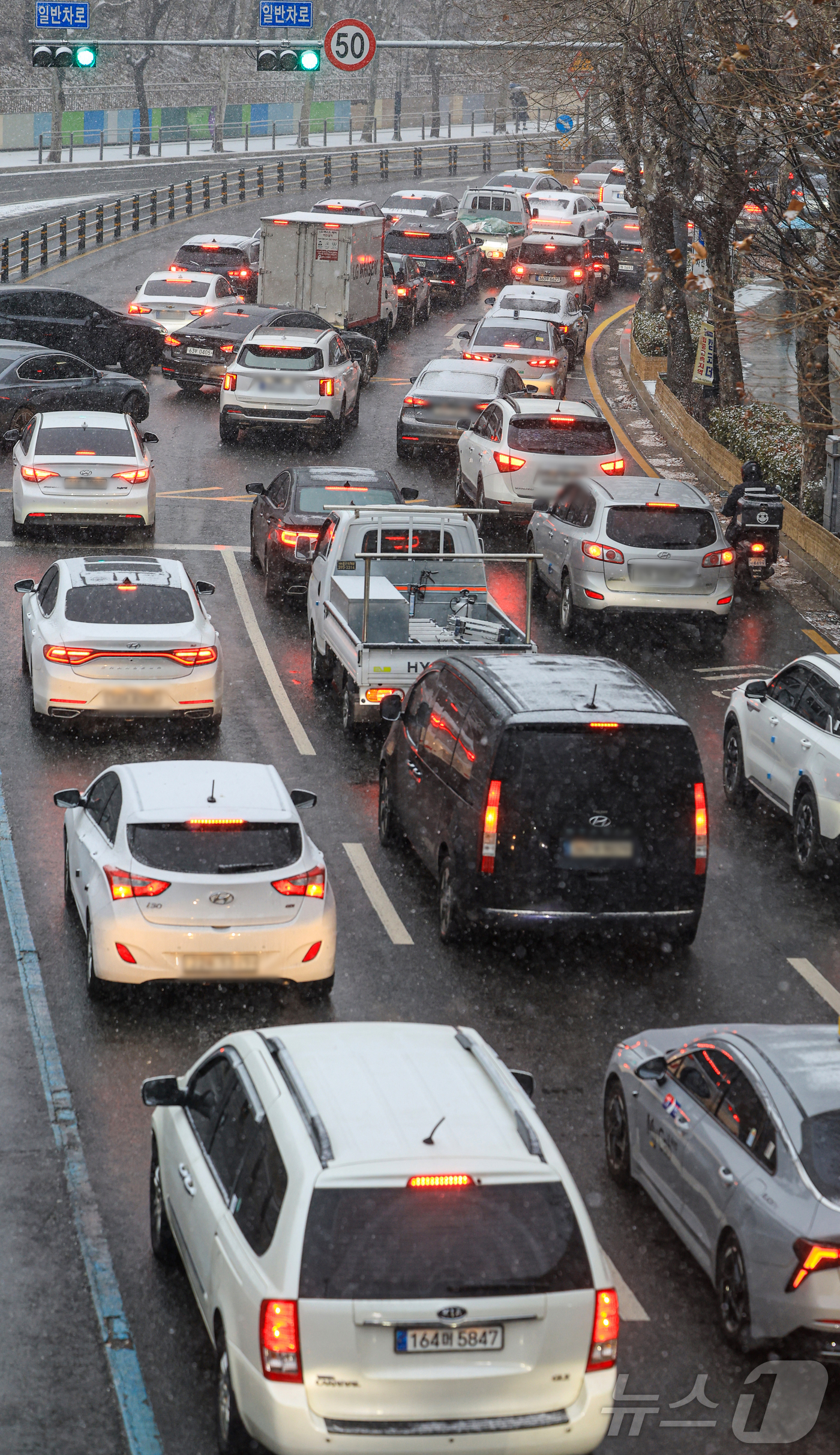 (서울=뉴스1) 이호윤 기자 = 눈이 내리는 12일 서울 마포구 인근 도로가 정체되고 있다. 2026.1.12/뉴스1