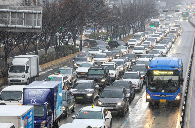 내일 아침까지 눈, 출근길 빙판 주의…최저 -8도·낮에도 영하(종합)