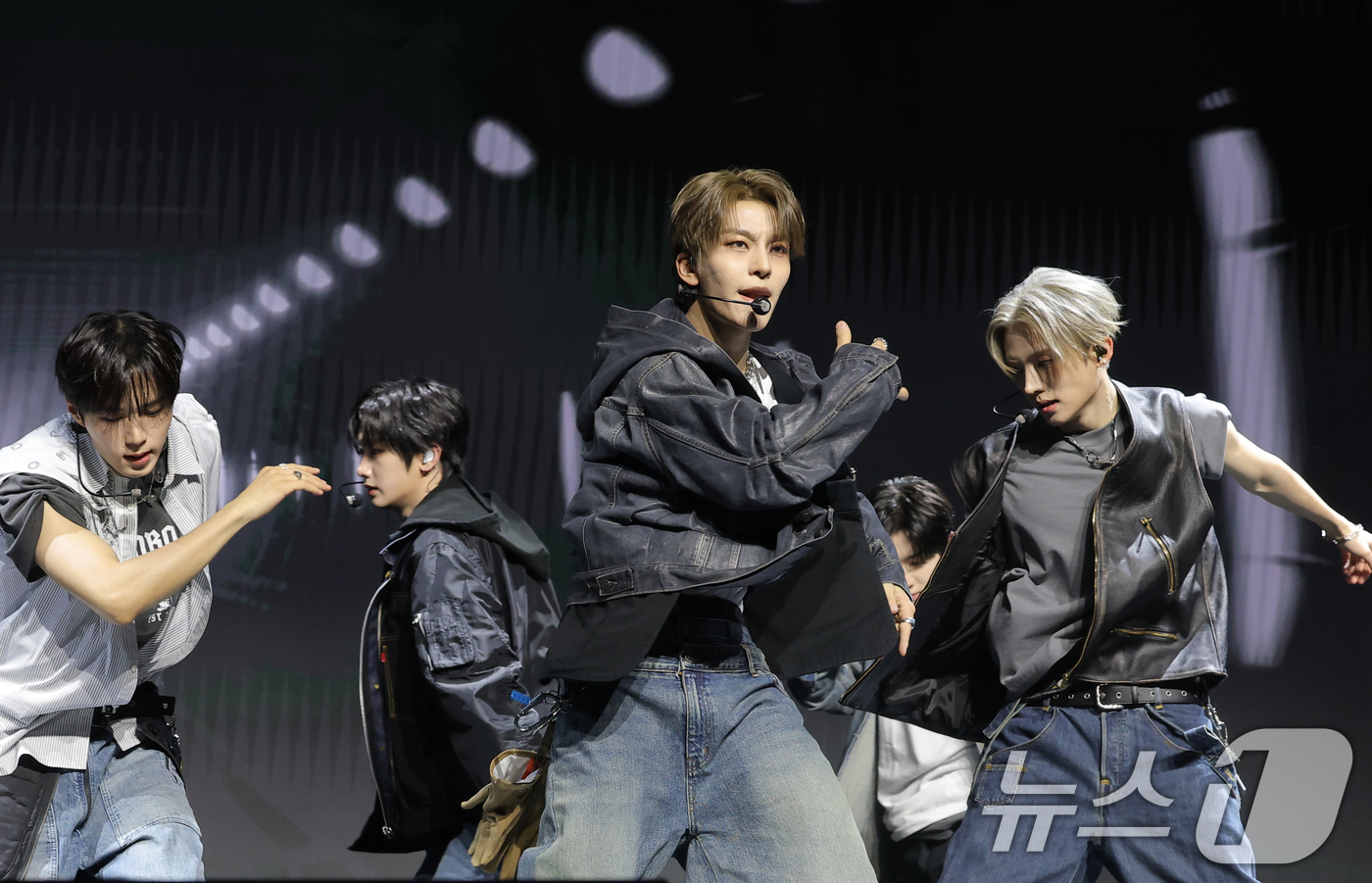 (서울=뉴스1) 권현진 기자 = 그룹 알파드라이브원(ALD1)이 12일 서울 용산구 블루스퀘어 SOL트래블홀에서 열린 미니 1집  'EUPHORIA'(유포리아) 발매 쇼케이스에서 …