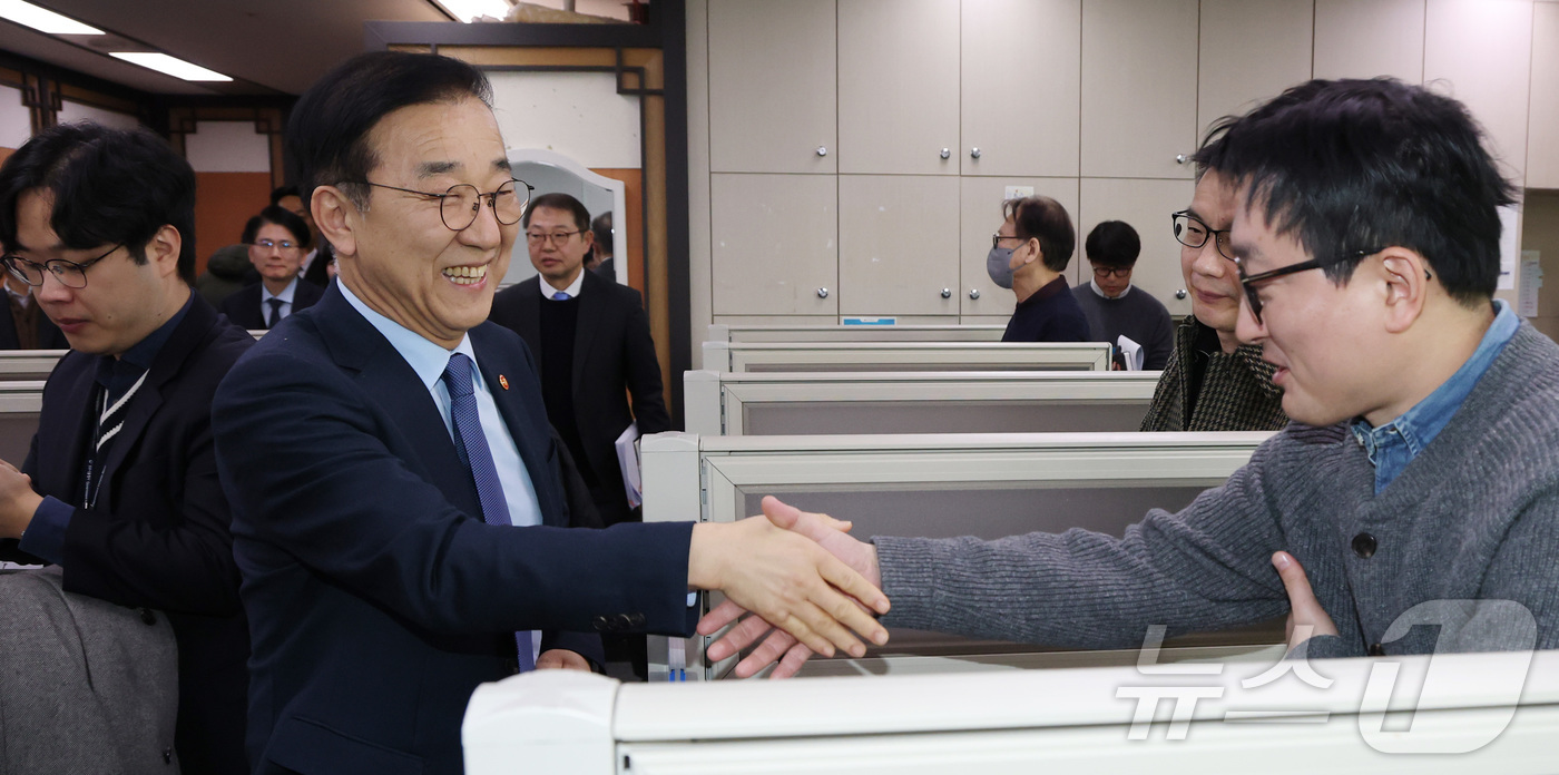 (세종=뉴스1) 김기남 기자 = 김윤덕 국토교통부 장관이 12일 세종시 정부세종청사에서 열린 기자 간담회에 참석하며 인사를 나누고 있다. 2026.1.12/뉴스1