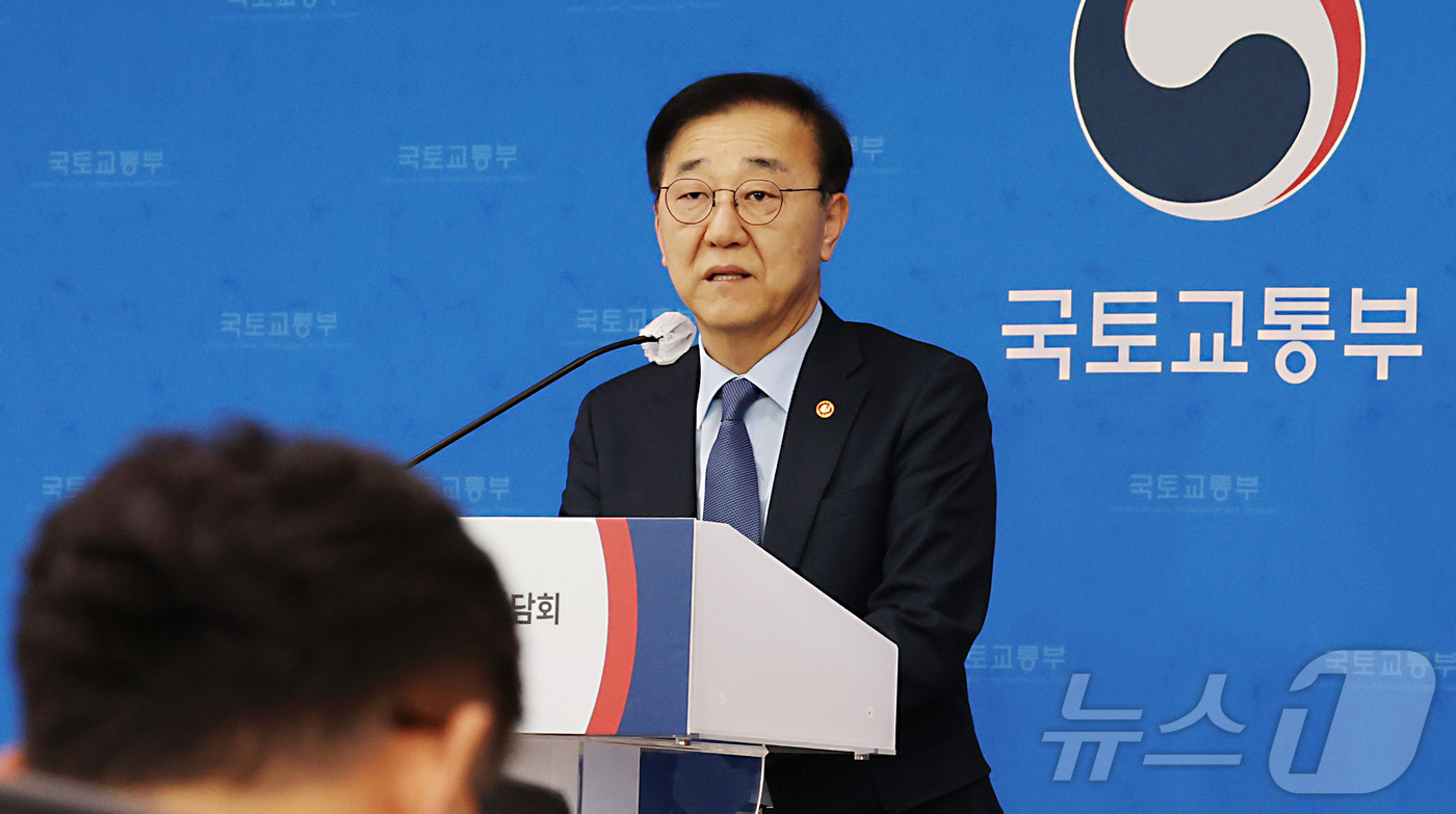 (세종=뉴스1) 김기남 기자 = 김윤덕 국토교통부 장관이 12일 세종시 정부세종청사에서 열린 기자 간담회에 참석하여 발언하고 있다. 2026.1.12/뉴스1