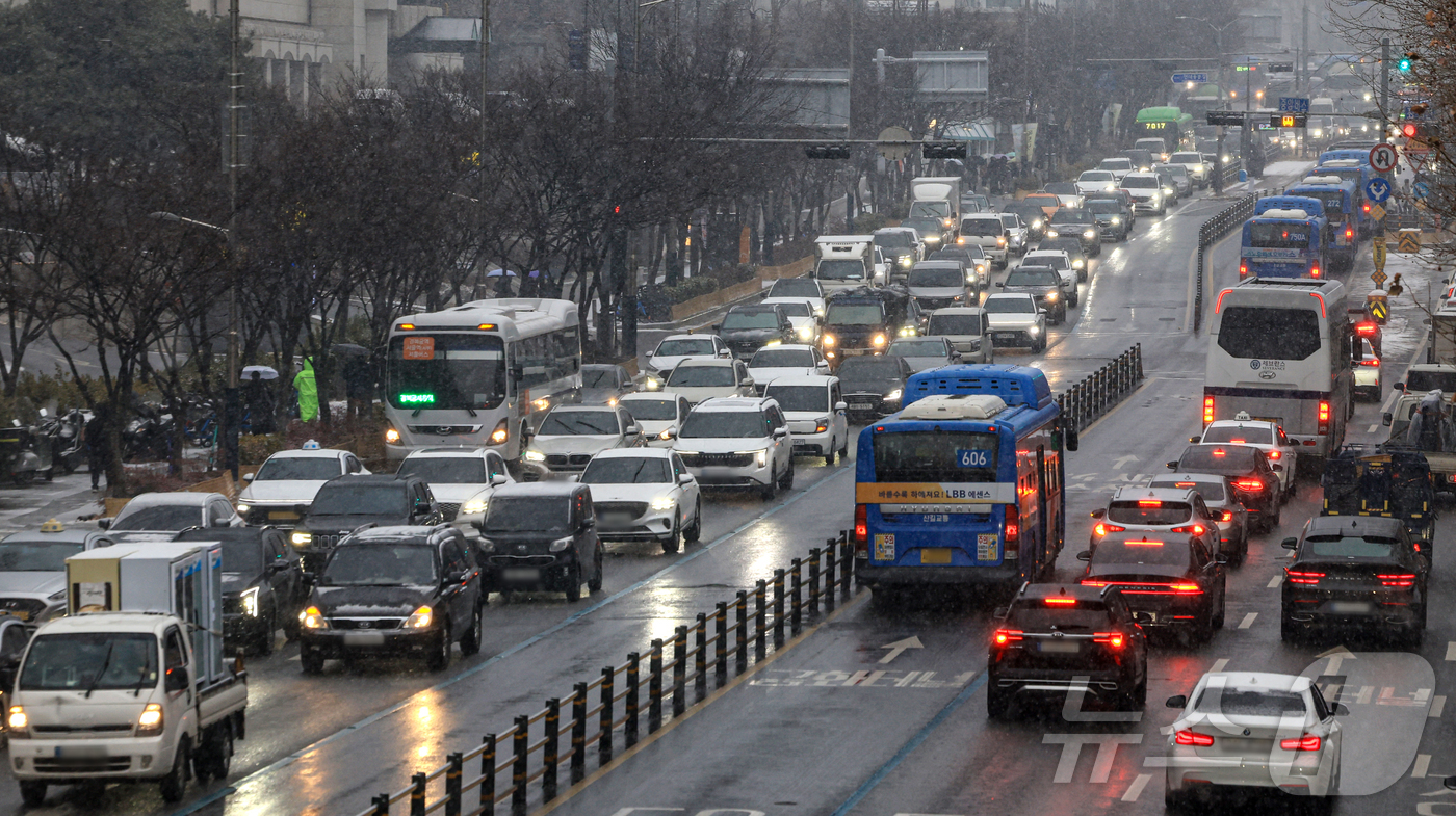(서울=뉴스1) 이호윤 기자 = 눈이 내리는 12일 서울 마포구 인근 도로가 정체되고 있다. 2026.1.12/뉴스1