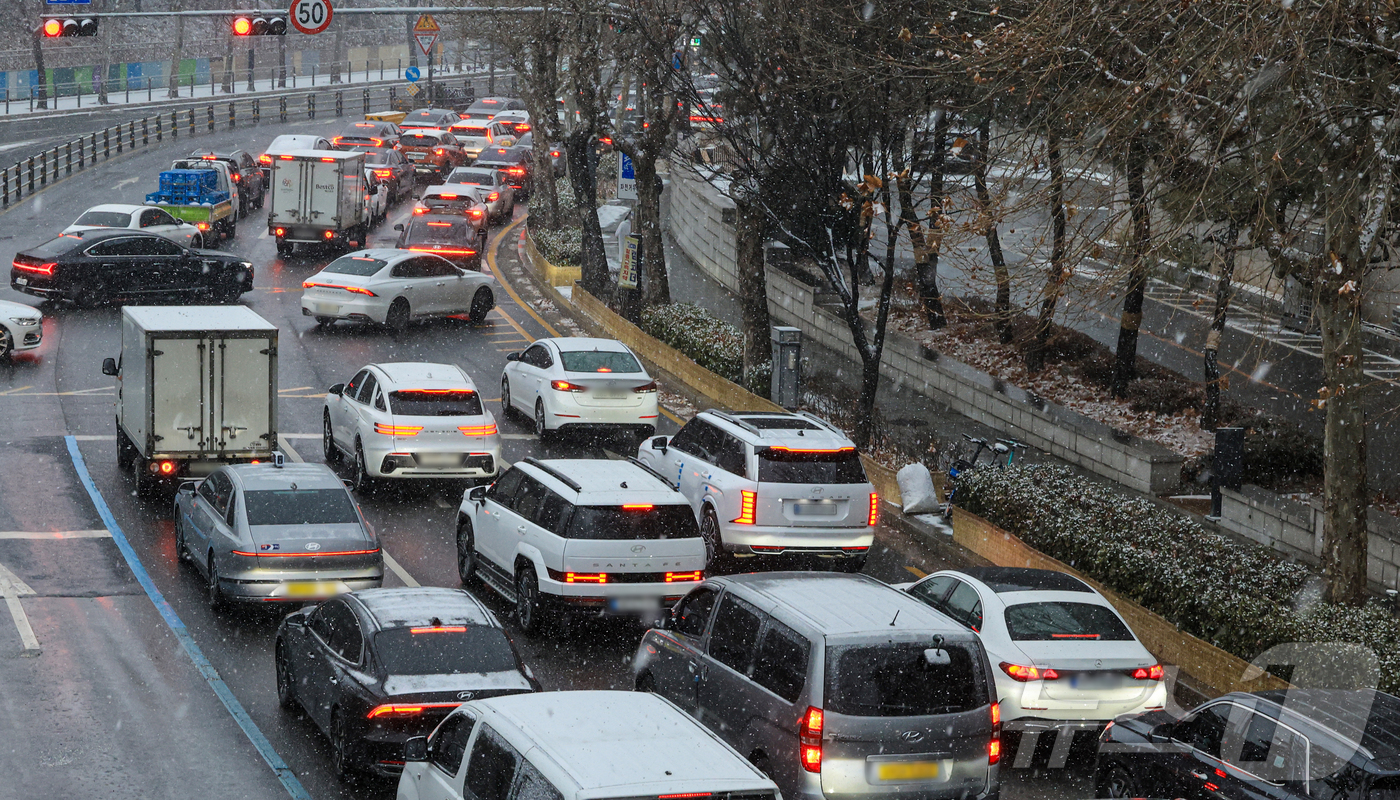 (서울=뉴스1) 이호윤 기자 = 눈이 내리는 12일 서울 마포구 인근 도로가 정체되고 있다. 2026.1.12/뉴스1