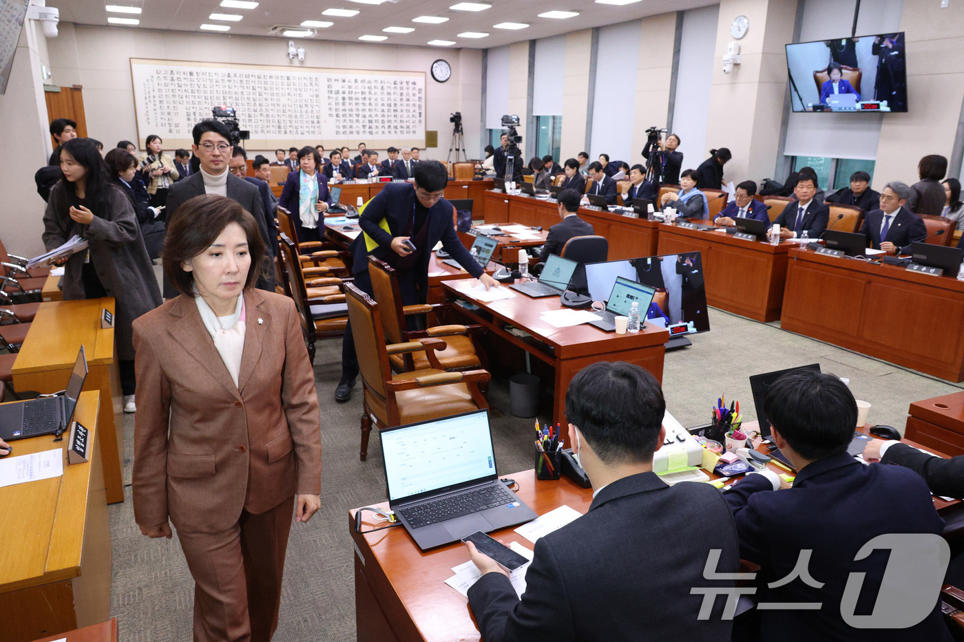 (서울=뉴스1) 신웅수 기자 = 나경원 의원를 비롯한 국민의힘 법사위원들이 12일 서울 여의도 국회에서 열린 법제사법위원회 전체회의에서 '윤석열ㆍ김건희에 의한 내란ㆍ외환 및 국정농 …
