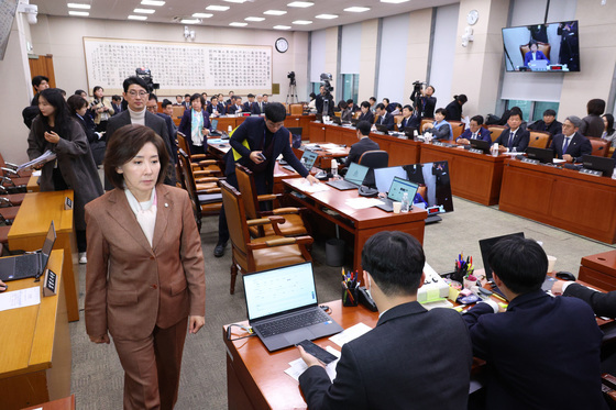 종합특검법 반대 퇴장하는 국민의힘