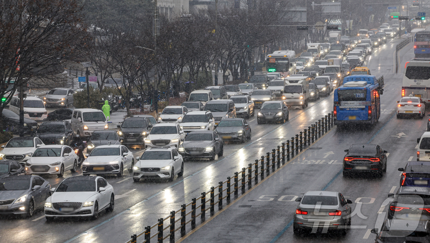 (서울=뉴스1) 이호윤 기자 = 눈이 내리는 12일 서울 마포구 인근 도로가 정체되고 있다. 2026.1.12/뉴스1