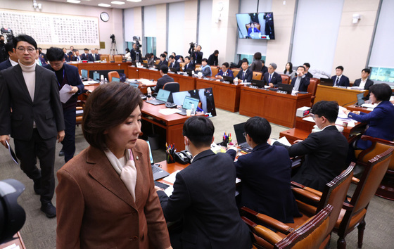 법사위 퇴장하는 국민의힘
