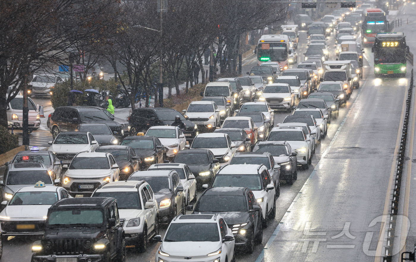 (서울=뉴스1) 이호윤 기자 = 눈이 내리는 12일 서울 마포구 인근 도로가 정체되고 있다. 2026.1.12/뉴스1