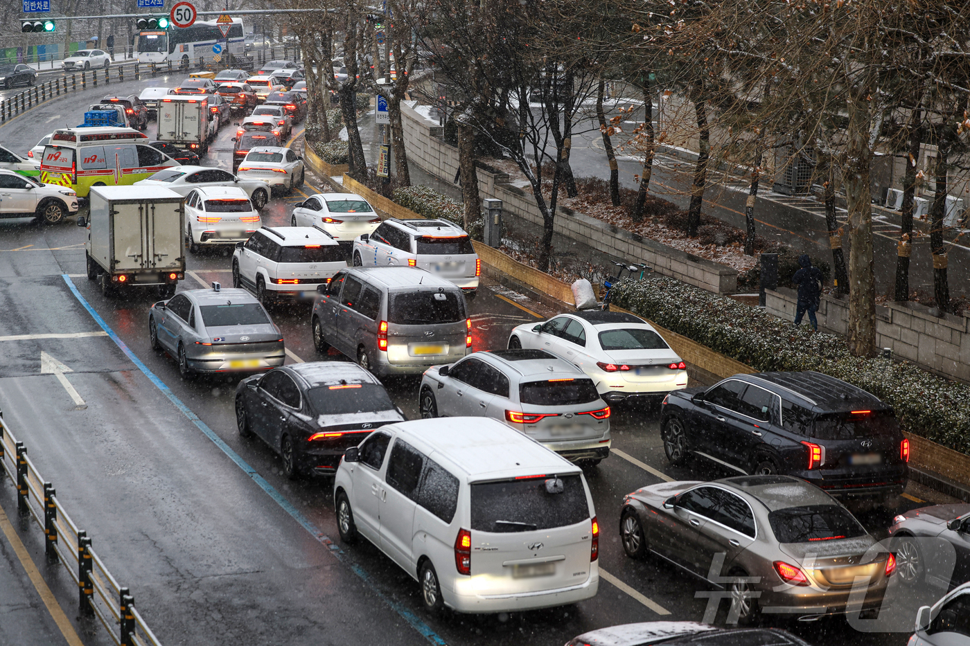 (서울=뉴스1) 이호윤 기자 = 눈이 내리는 12일 서울 마포구 인근 도로가 정체되고 있다. 2026.1.12/뉴스1