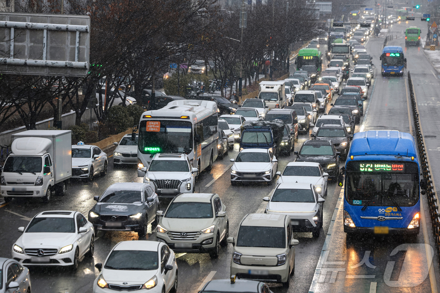 (서울=뉴스1) 이호윤 기자 = 눈이 내리는 12일 서울 마포구 인근 도로가 정체되고 있다. 2026.1.12/뉴스1