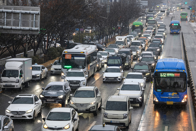 눈내리는 서울 정체된 '퇴근길'