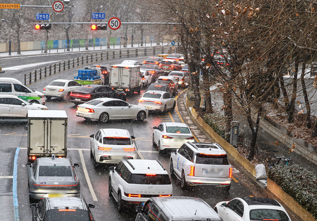 눈 내리는 서울도심, 정체된 도로