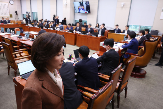 퇴장하는 나경원 의원