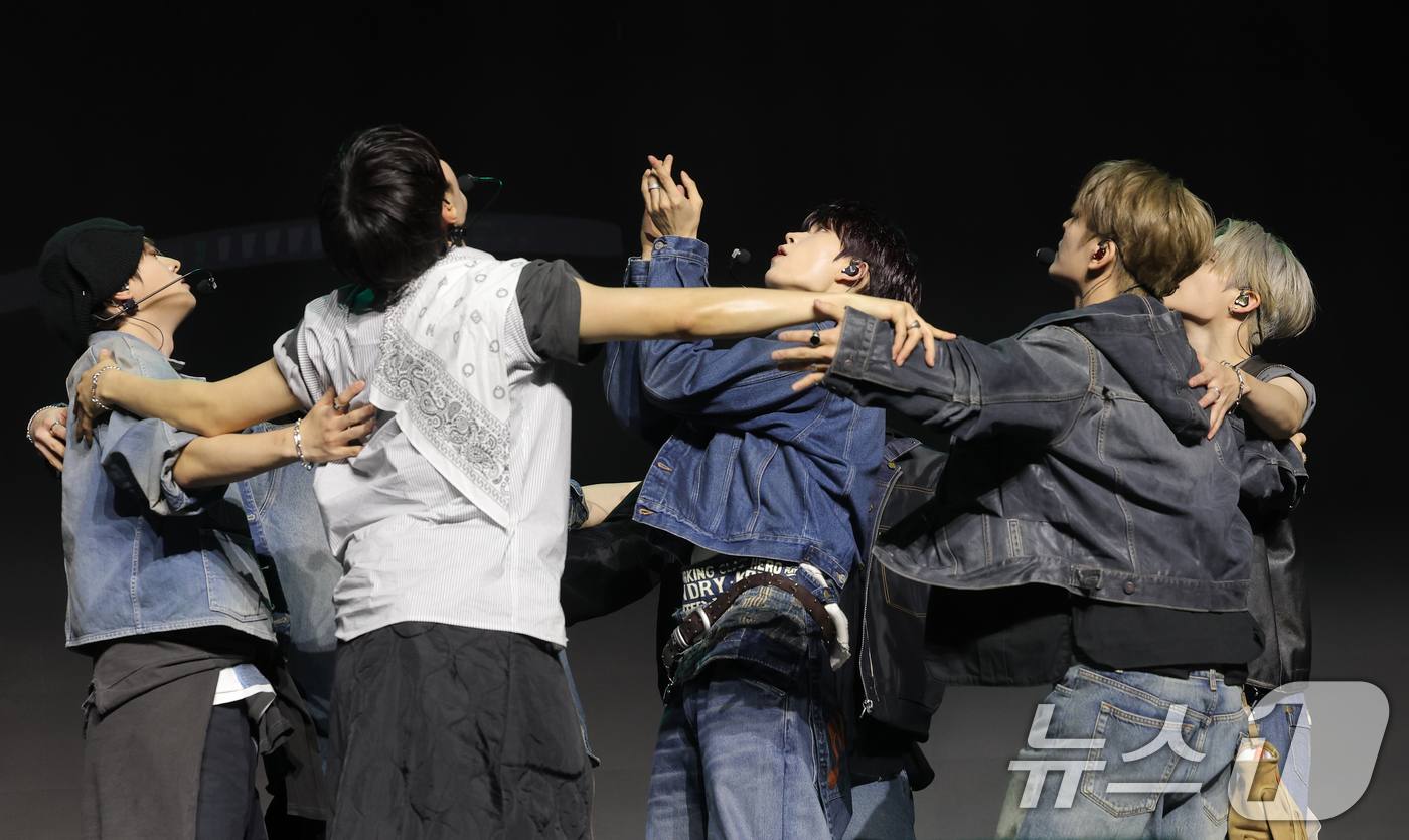 (서울=뉴스1) 권현진 기자 = 그룹 알파드라이브원(ALD1)의 이 12일 서울 용산구 블루스퀘어 SOL트래블홀에서 열린 미니 1집  'EUPHORIA'(유포리아) 발매 쇼케이스에 …