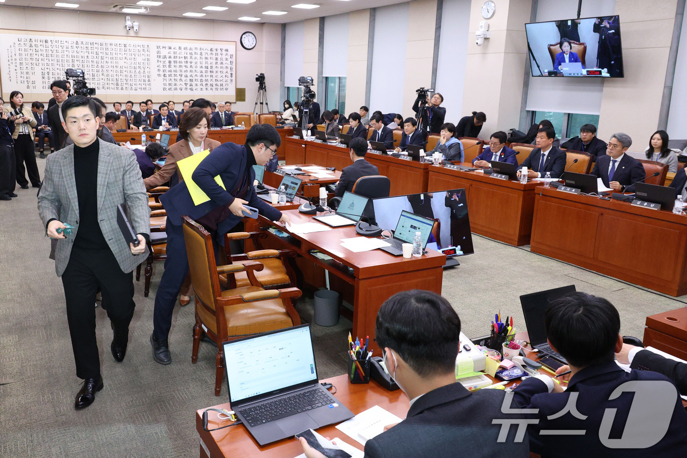 (서울=뉴스1) 신웅수 기자 = 나경원 의원를 비롯한 국민의힘 법사위원들이 12일 서울 여의도 국회에서 열린 법제사법위원회 전체회의에서 '윤석열ㆍ김건희에 의한 내란ㆍ외환 및 국정농 …