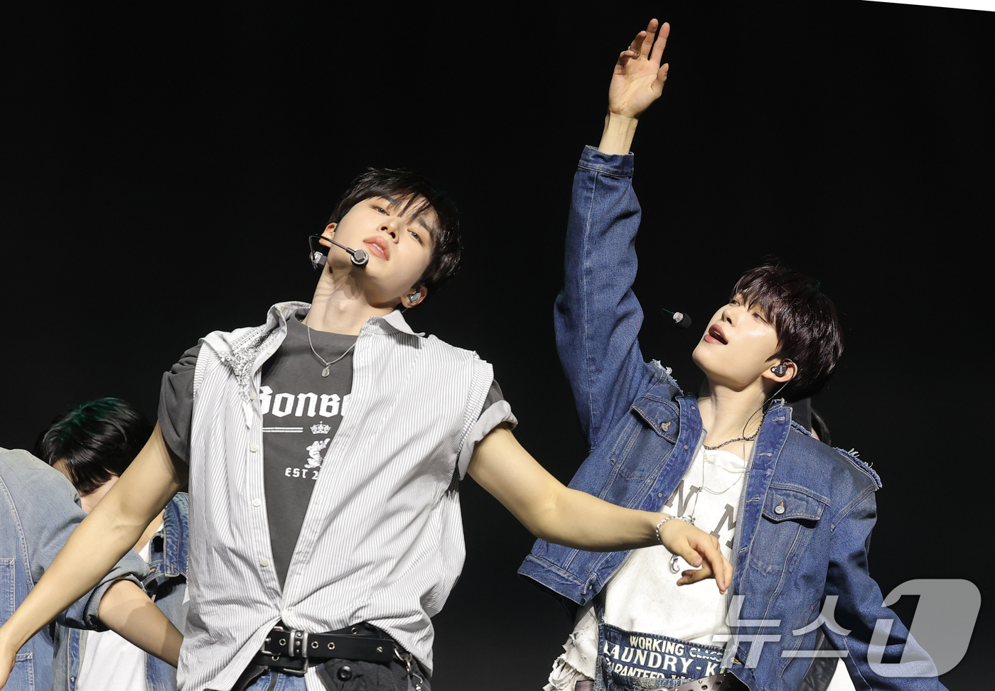 (서울=뉴스1) 권현진 기자 = 그룹 알파드라이브원(ALD1)의 준서와 건우(오른쪽)가 12일 서울 용산구 블루스퀘어 SOL트래블홀에서 열린 미니 1집  'EUPHORIA'(유포리 …