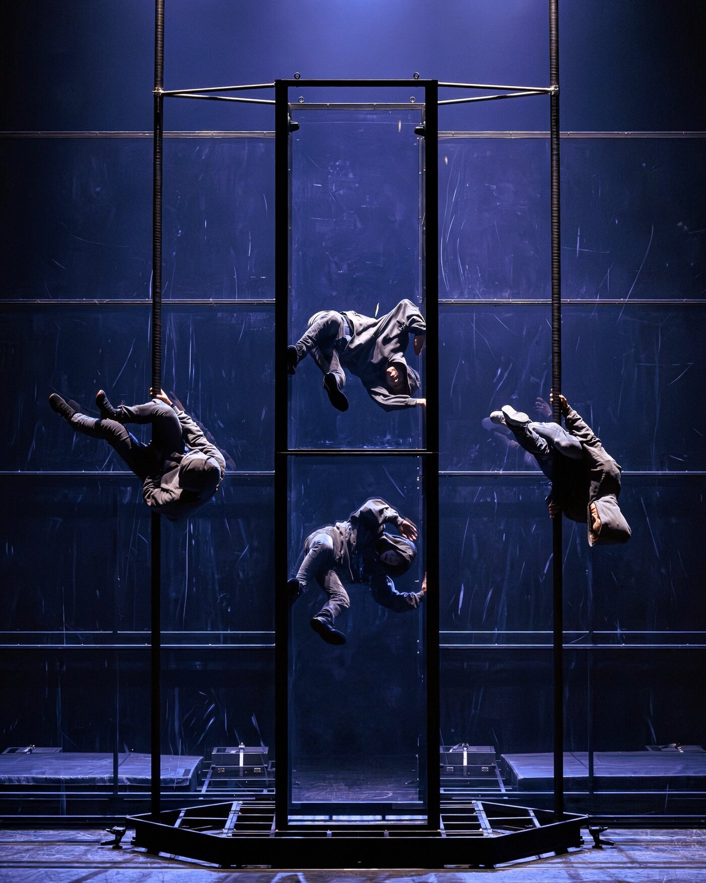 본문 이미지 - 포스의 '마찰' 공연 장면ⓒFORCE-ARTECH(서울문화재단 제공)