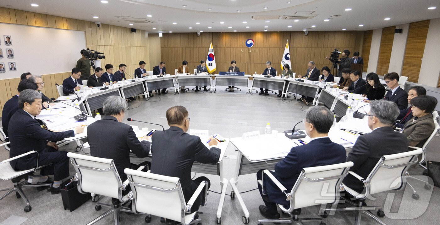 본문 이미지 - 정은경 보건복지부 장관이 12일 정부세종청사에서 열린 보건복지부 산하기관 업무보고에 참석해 있다. (보건복지부 제공. 재판매 및 DB 금지) 2026.1.12/뉴스1