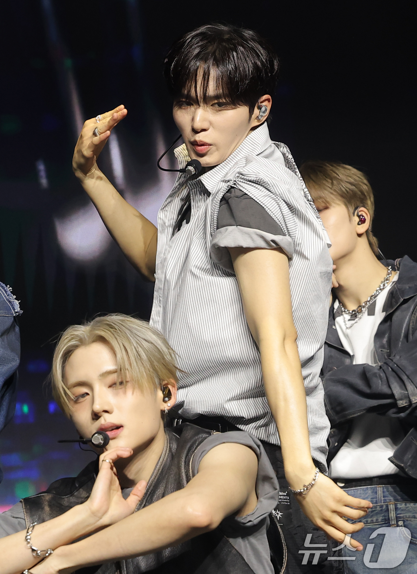 (서울=뉴스1) 권현진 기자 = 그룹 알파드라이브원(ALD1)의 준서가 12일 서울 용산구 블루스퀘어 SOL트래블홀에서 열린 미니 1집  'EUPHORIA'(유포리아) 발매 쇼케이 …