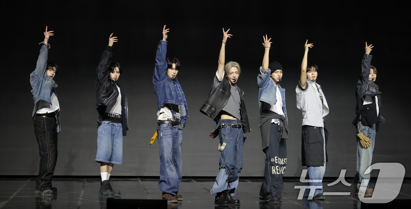 (서울=뉴스1) 권현진 기자 = 그룹 알파드라이브원(ALD1)의 상현(왼쪽부터)과 안신, 건우, 상원, 이리오, 준서, 씬롱이 12일 서울 용산구 블루스퀘어 SOL트래블홀에서 열린 …